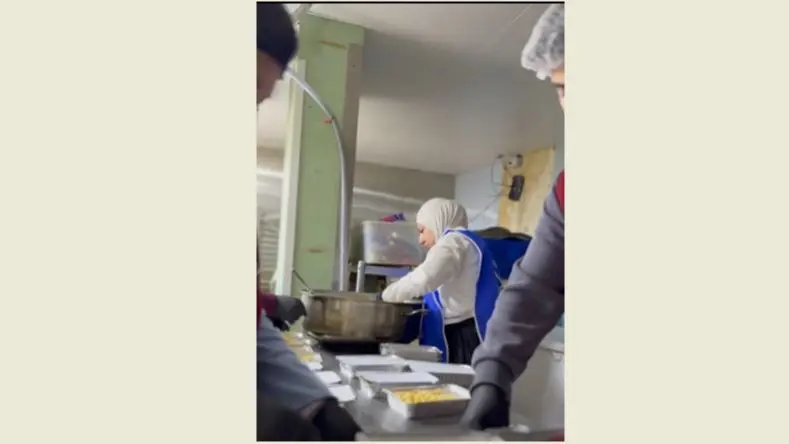 مؤسسة مخزومي : العمل مستمر لتُحضَّير الوجبات لتصل إلى العائلات في مراكز الايواء قبل موعد الإفطار والسحور